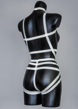 Charger l&#39;image dans la galerie, SNOW PONY - White Sequin Bodycage &amp; Fringed Epaulettes
